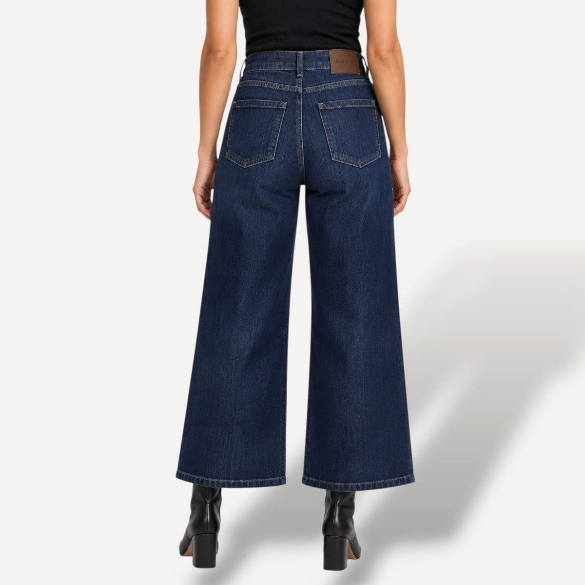 Jeans a gamba larga Teresa C. Casual Chic Lab in denim blu scuro con vita alta e targhetta in pelle sul retro