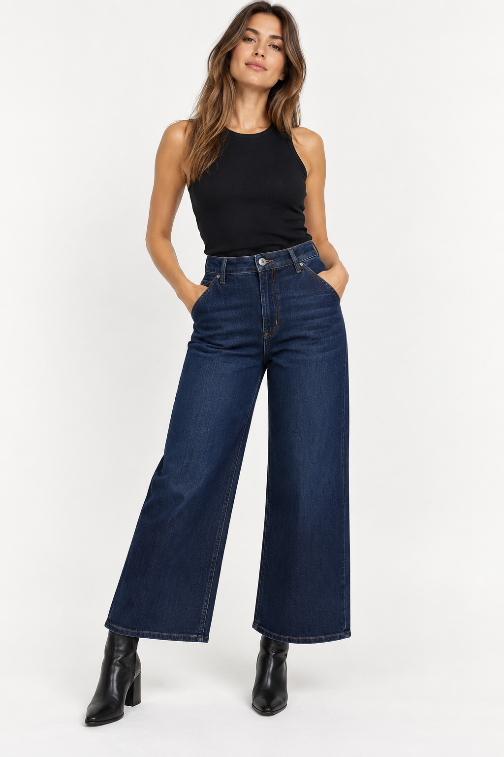 Modella indossa jeans a gamba larga blu scuro Teresa C. Casual Chic Lab con vita alta e stivaletti neri