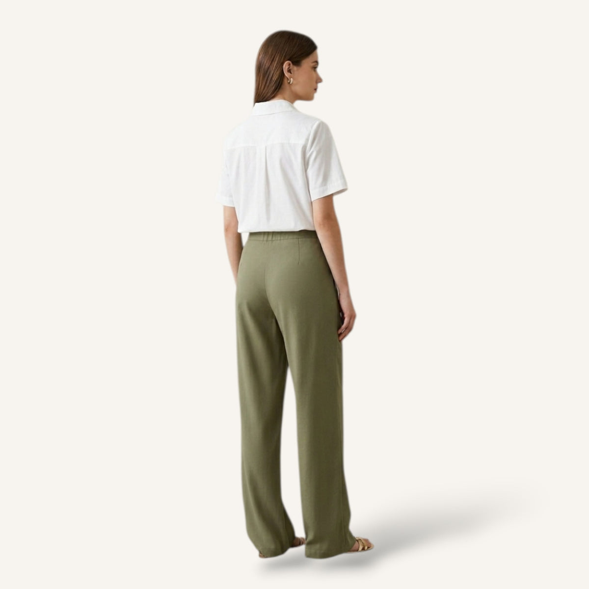 Modella di spalle indossa pantaloni palazzo Teresa C. Casual Chic Lab verde oliva a vita alta con camicia bianca